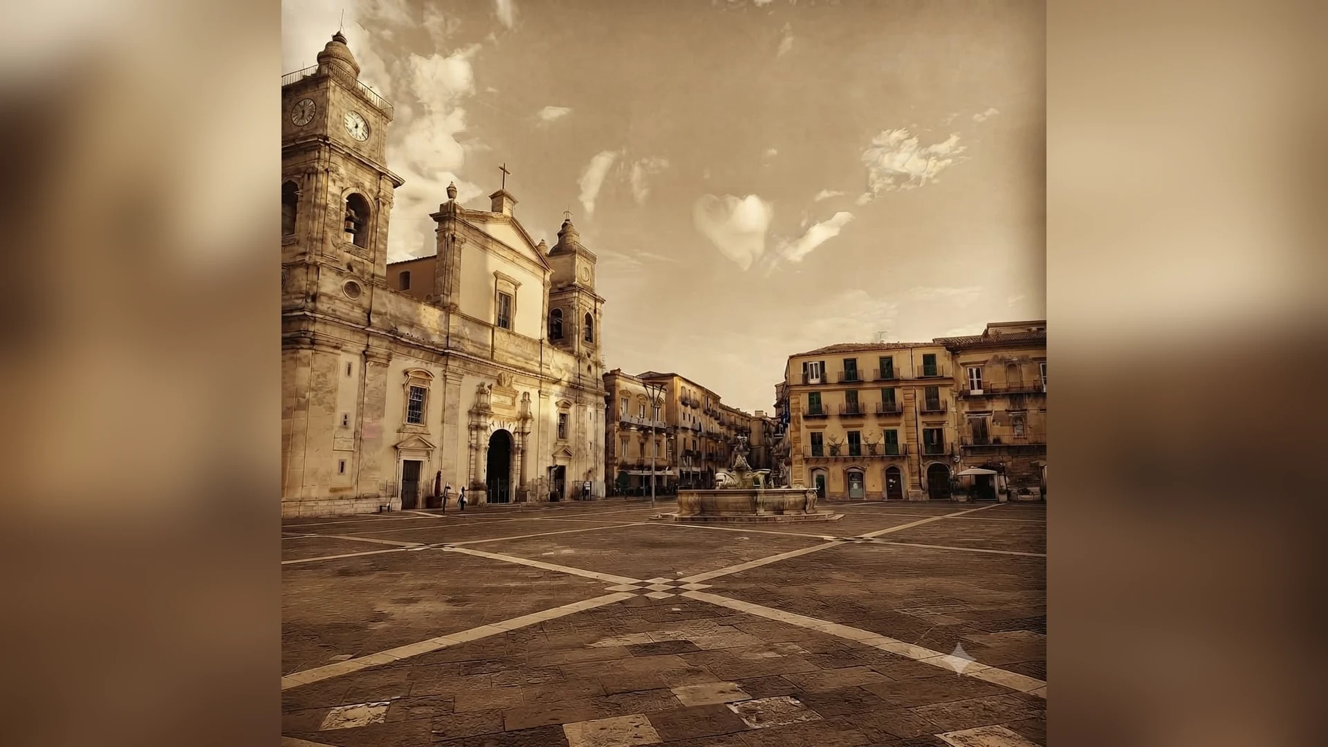 La Cattedrale di Santa Maria la Nova su piazza Garibaldi a Caltanissetta, con il campanile e l'orologio, in una fotografia dai toni seppia